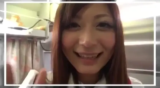 室内 · 顔部のクローズアップ · 微笑 · 白色衬衫 · 注視 · 棕色长发 · 正对镜头