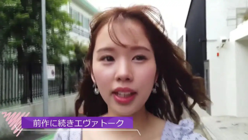 交谈 · 面部特写 · 耳坠 · 户外街道 · 中长发 · 自然表情 · 正面对镜 · 浅蓝色碎花上衣