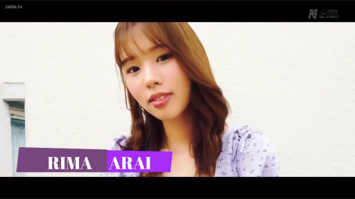 站立 · 微笑 · 注视 · 户外 · 头部特写 · 棕发 · 紫色碎花裙