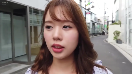 顔部のクローズアップ · 站立 · 碎花上衣 · 户外街道