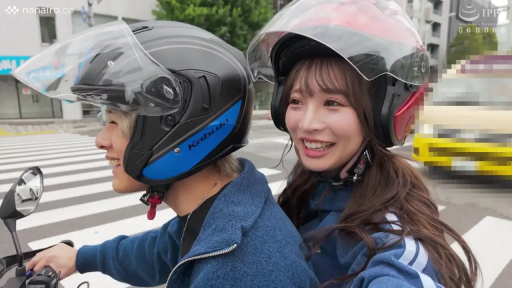 微笑 · 蓝色外套 · 户外 · 侧面中景 · 马路 · 骑行 · 摩托车 · 骑摩托车