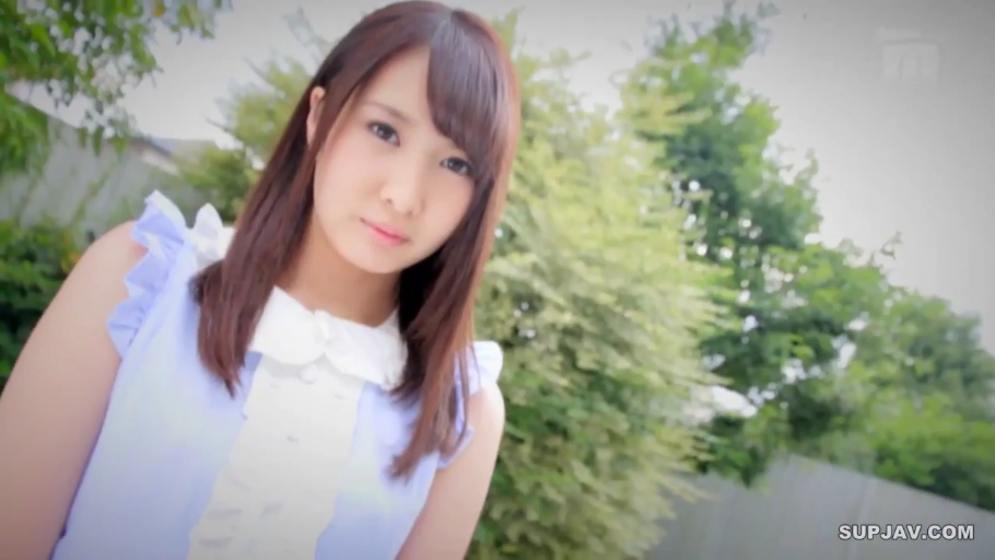 面部特写 · Gaze · Outdoor Garden · 正对镜头 · 浅蓝色无袖上衣