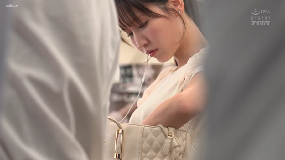 室内 · 面部特写 · 白色无袖上衣 · 低头站立