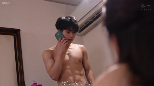 专注 · 卧室 · 站立 · 正面半身 · 通话 · 男优 · 智能手机 · 赤裸上身