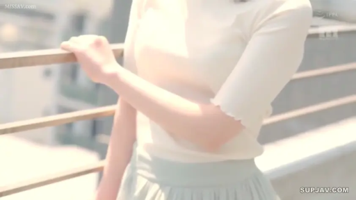 展示 · 平静 · 欄干 · 清新风格 · 上身特写 · 倚靠站立 · 户外阳台 · 白色针织短袖