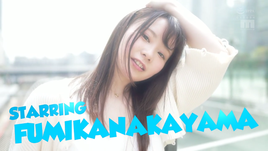 胸部のクローズアップ · 字幕 · 站姿 · 白色针织衫 · 行走 · ショルダーバッグ · 屋外 · 平凡