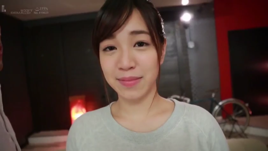 Indoor · Close-up of the face · 自行车 · 正面注视 · 灰色长袖卫衣 · 泪眼微笑