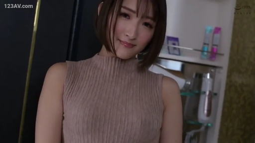 室内 · 站姿 · 微笑 · 半身特写 · 注视镜头 · 短发 · 洗漱用品 · 无袖高领针织衫