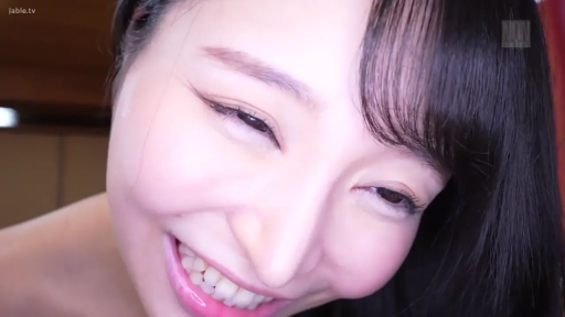 室内 · 俯身 · 微笑 · 面部特写 · 注视 · 裸露 · 视角拍摄