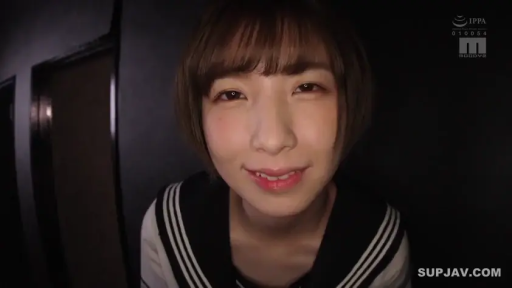 室内 · 身をかがめる · 顔部のクローズアップ · 微笑 · 注視 · 水手服 · ショートヘア