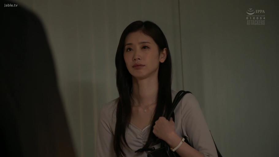 室内 · 忧郁 · 站立 · 半身 · 凝视 · 亚洲女性 · 浅色长袖上衣 · 黑色皮包