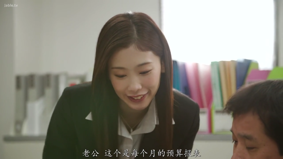 站姿 · 全景 · 沙发 · 客厅 · 白色上衣 · 行走 · 背影