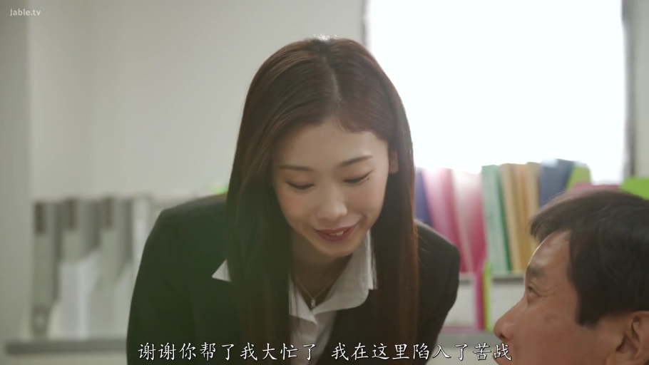 坐姿 · 女性 · 卧室 · 中景 · 枕头 · 笑容 · 互动 · 白色短袖衬衫