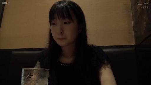 坐姿 · 中景 · 平静 · 凝视 · 餐厅 · 黑色短袖 · 水杯