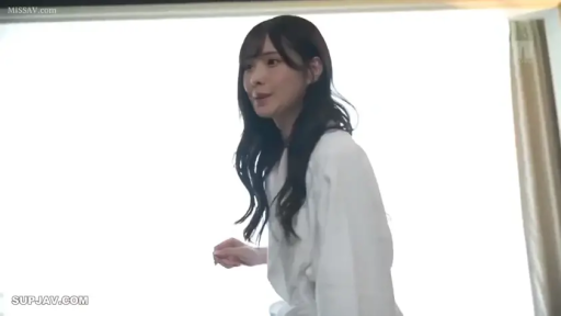 室内 · 站立 · 微笑 · 对视 · 上半身 · 清纯 · 窗帘 · 白色长袖