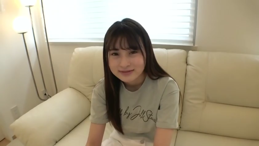 坐姿 · 沙发 · 微笑 · 面对镜头 · 客厅 · 半身 · 灰色短袖 · 黑长直