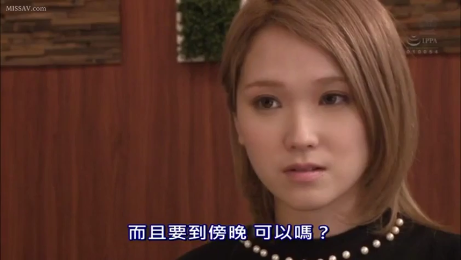 室内 · 座り姿勢 · 会話 · 真剣 · 顔のクローズアップ · 熟女 · 黑色珍珠领上衣