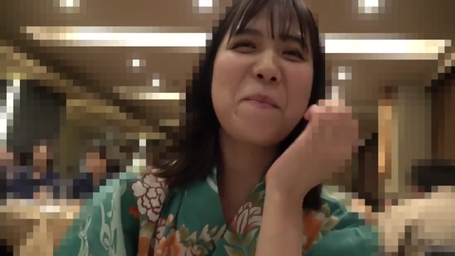 坐姿 · 马赛克 · 面部特写 · 餐厅 · 用餐 · 餐具 · 开怀 · 绿色碎花浴衣