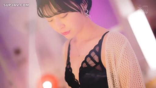 室内 · 忧郁 · 低头 · 上半身特写 · 黑色蕾丝内衣 · 静止