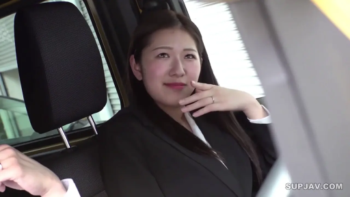 坐姿 · 摆拍 · 微笑 · 半身特写 · 职场女性 · 黑色职业西装 · 车内 · 戒指