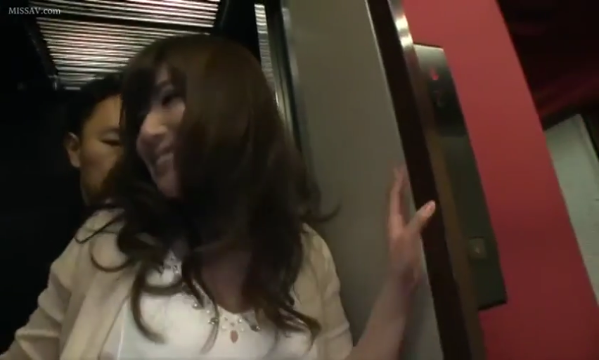 中景 · 针织衫 · 电梯 · 靠墙站立