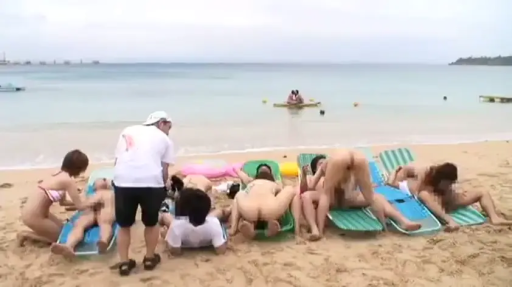 裸体 · 口交 · 跪姿 · 远景 · 模糊 · 户外色情 · 海边 · 木筏