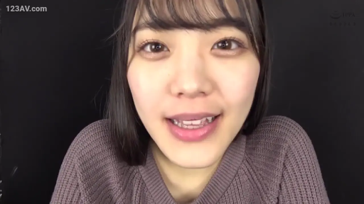 室内 · 脸部特写 · 微笑 · 正坐 · 短发 · 紫色毛衣 · 愉快