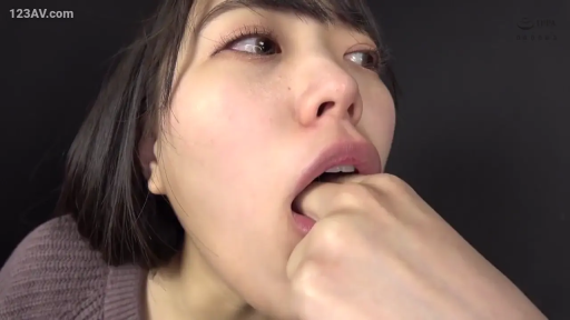 室内 · 俯身 · 迷离 · 口腔特写 · 紫色针织衫 · 含指 · 成人剧照