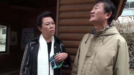 站立 · 半身 · 困惑 · 交流 · 户外 · 外套 · 剧情向 · 手帕