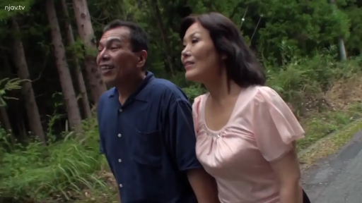 行走 · 上半身特写 · 休闲服 · 散步 · 开心 · 熟女内容 · 森林小径