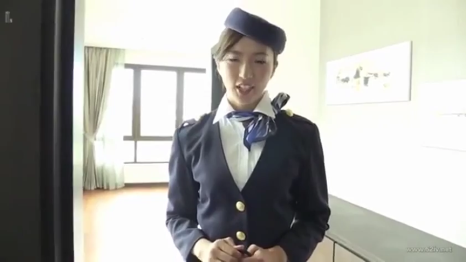 站立 · 平静 · 酒店房间 · 面对镜头 · 半身 · 空姐制服