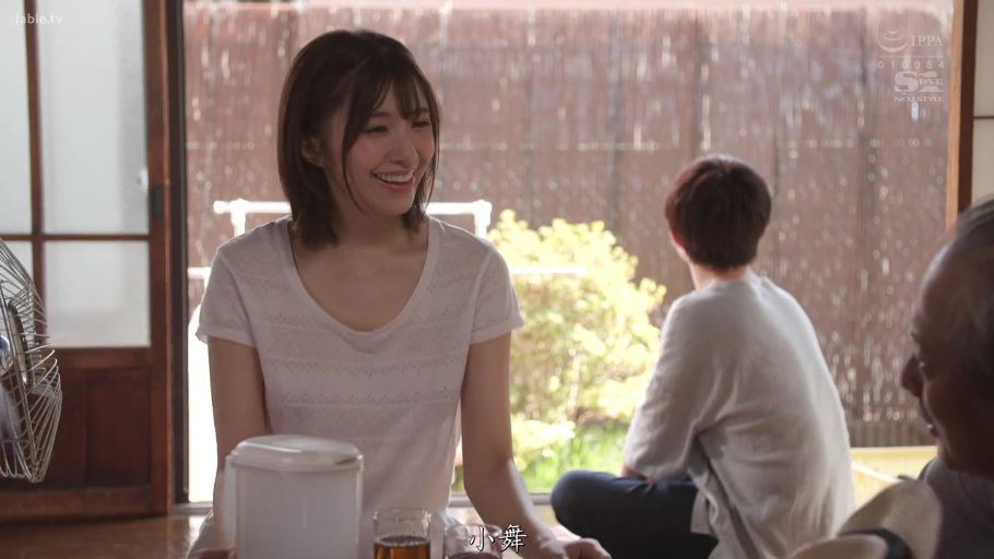 坐姿 · 交谈 · 白色短袖 · 微笑 · 剧情 · 电风扇 · 居家室内