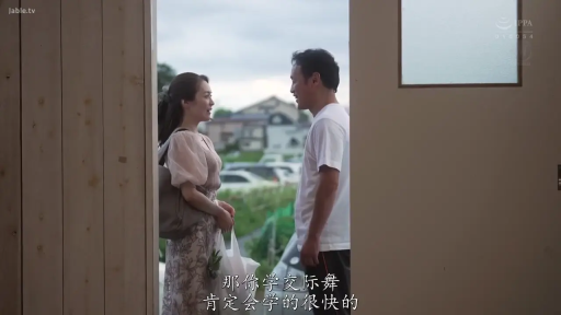 站立 · 字幕 · 全景 · 自然 · 手提包 · 聊天 · 便装 · 门口