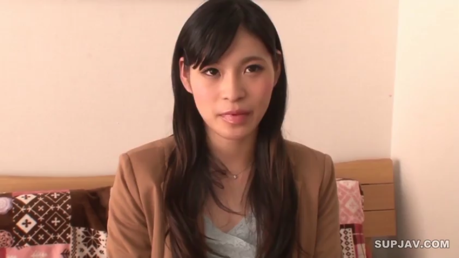 室內 · 坐姿 · 平靜 · 面对镜头 · 上半身特寫 · 棕色外套