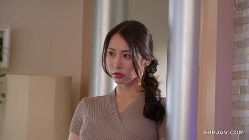 室内 · 站立 · 平静 · 上半身 · 亚洲女性 · 发饰 · 棕色针织衫 · 注视侧方