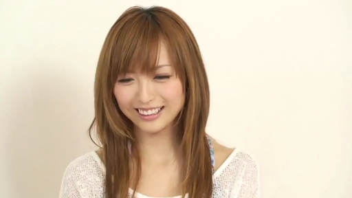 室内 · 顔 · 悦楽 · 微笑 · 白い上着 · 棕色长发 · 正面坐姿