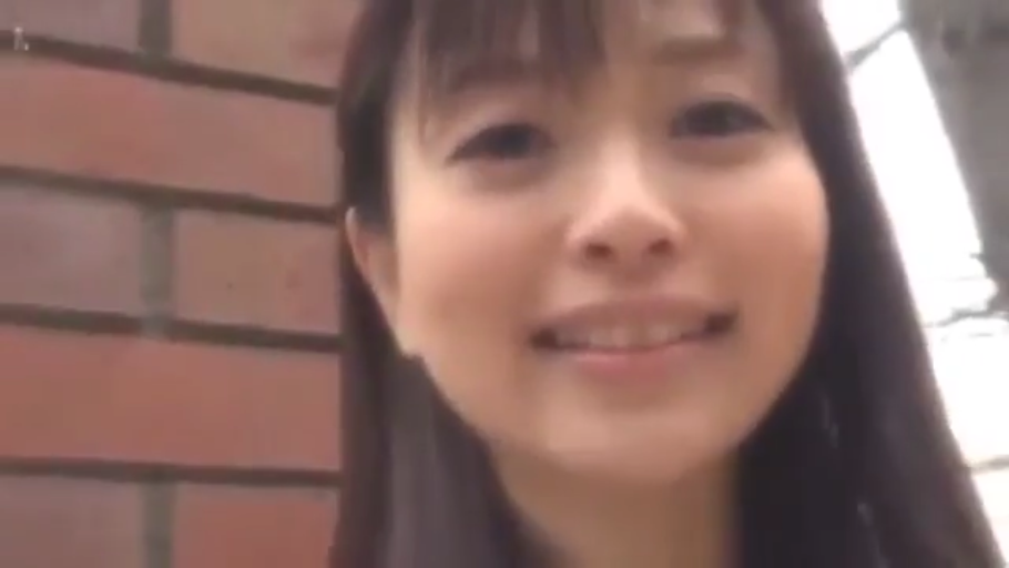 站立 · 平静 · 口罩 · 大衣 · 侧颜 · 庭院 · 观鱼 · 锦鲤