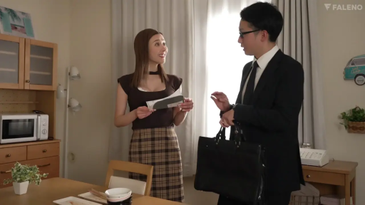 交谈 · 站立 · 微笑 · 客厅 · 职业装 · 中景特写 · 公文包