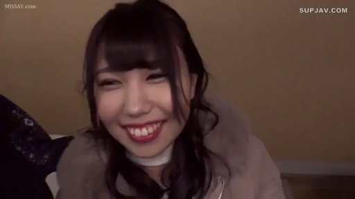 室内 · 脸部特写 · 正面坐姿 · 冬装