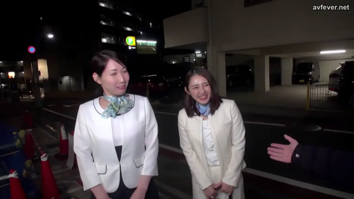 站立 · 微笑 · 职业装 · 户外 · 访谈 · 两人 · 交通锥