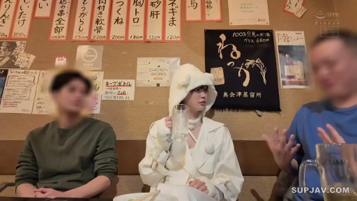 坐姿 · 中景 · 自然 · 酒杯 · 聊天 · 多人 · 居酒屋 · 白色连帽外套