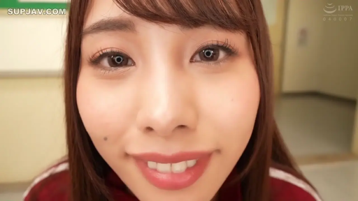 注视镜头 · 脸部大特写 · 室内廊下 · 身体を前傾させる · 欲言又止 · 红色运动外套 · 环形瞳孔灯