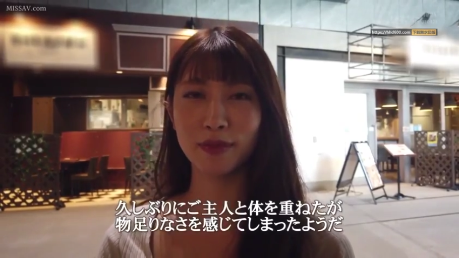 脸部 · 站立 · 字幕 · 自然 · 街道 · 休闲服 · 访谈