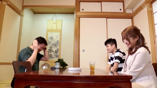 坐姿 · 交谈 · 和室 · 微笑 · 西装外套 · 矮桌