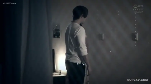 Indoor · 侧向站立 · 白色长袖