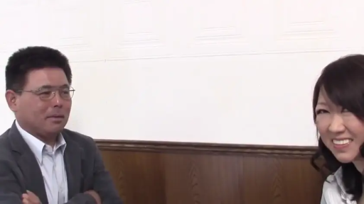 坐姿 · 微笑 · 眼镜 · 办公室内 · 正装 · 访谈 · 剧情背景