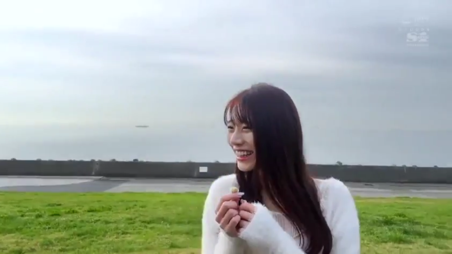 站立 · 微笑 · カメラに向かって · 近景 · 清纯 · 屋外 · 白色毛衣