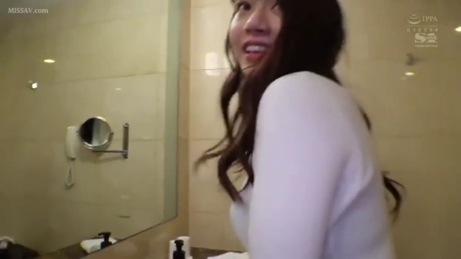 浴室 · 中景 · 回眸 · 白色长袖上衣