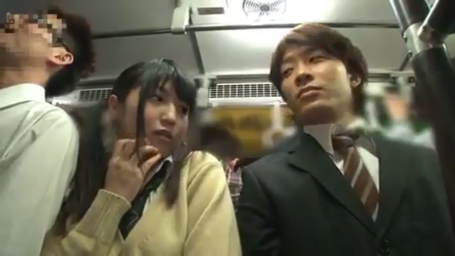 坐姿 · 面部 · 忧郁 · 室内楼梯 · 侧头注视 · 皇冠 · 白色婚纱 · 卷发