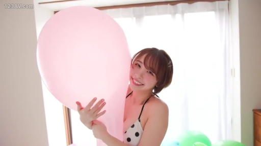 室内 · 中景 · 拥抱 · 摆拍 · 微笑 · 短发 · 气球 · 波点比基尼